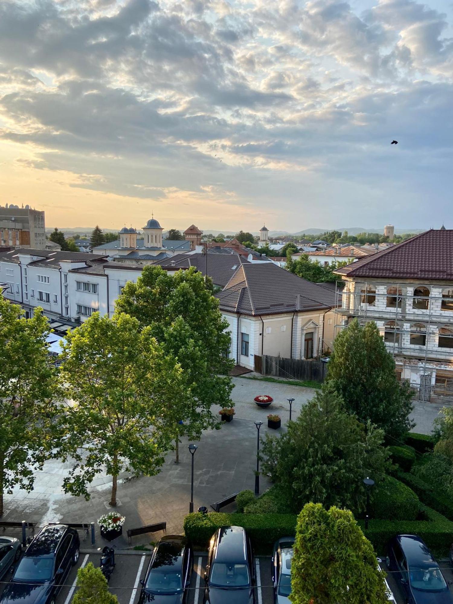 Old Town View- Ultracentral Apartment Targoviste Exteriör bild
