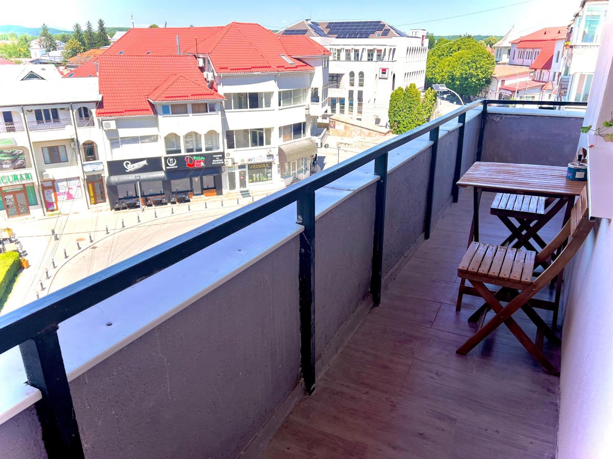 Old Town View- Ultracentral Apartment Targoviste Exteriör bild